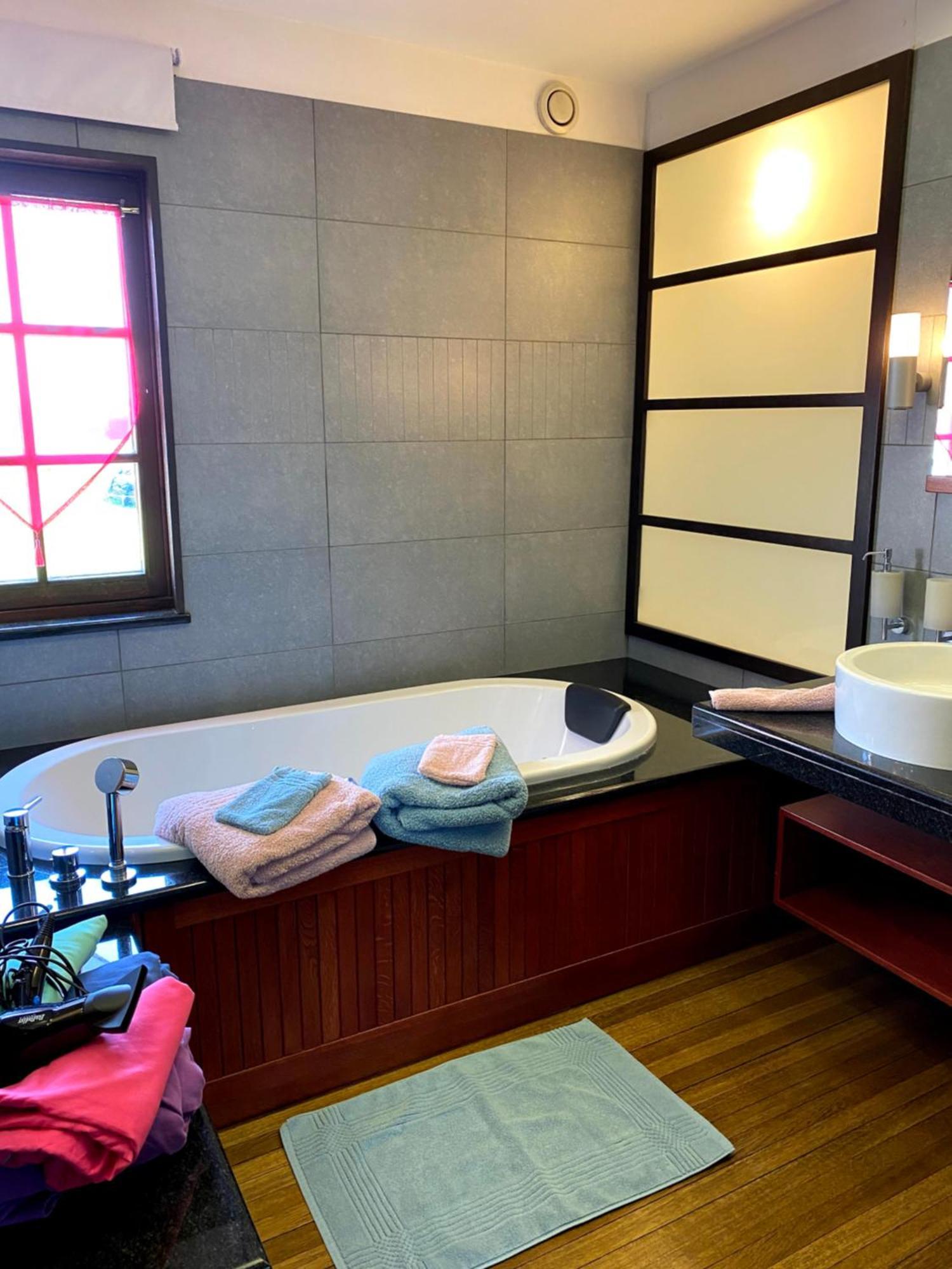 Le Chateau De Frankie Spas-Saunas Grand-Reng Bagian luar foto